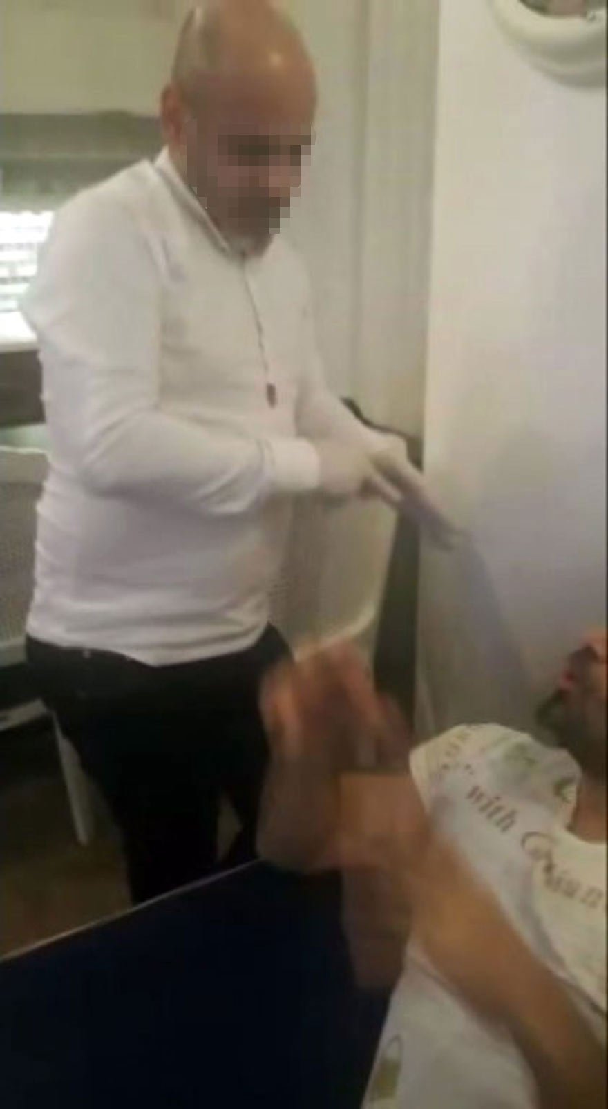 SONER G. CELAL SEL'E BOTOKS İŞLEMİ YAPARKEN.