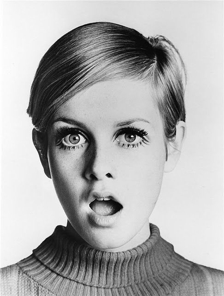 TWIGGY: 1960'ların tanınmış şarkıcı, model ve oyuncusu olan Twiggy takma isimli Leslay Lawson, büyük gözleri, göz makyajı ve daha sonra 