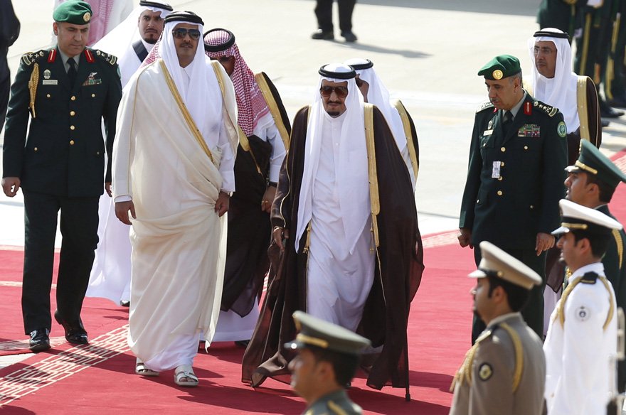 FOTO: REUTERS/ Katar Emiri Şeyh Temim bin Hamad Al Sani ile Suudi Arabistan Kralı Selman bin Abdülaziz...