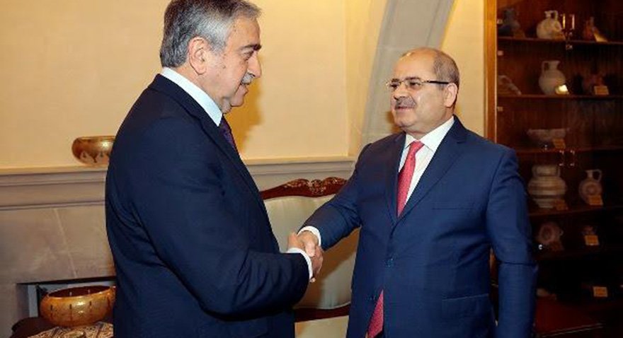 Kuzey Kıbrıs Türkiye Cumhuriyeti Cumhurbaşkanı Mustafa Akıncı (solda) ve Mehmet Emin Özcan