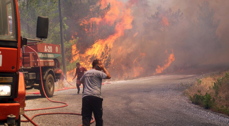 Alanya’da orman yangını, evler tahliye edildi