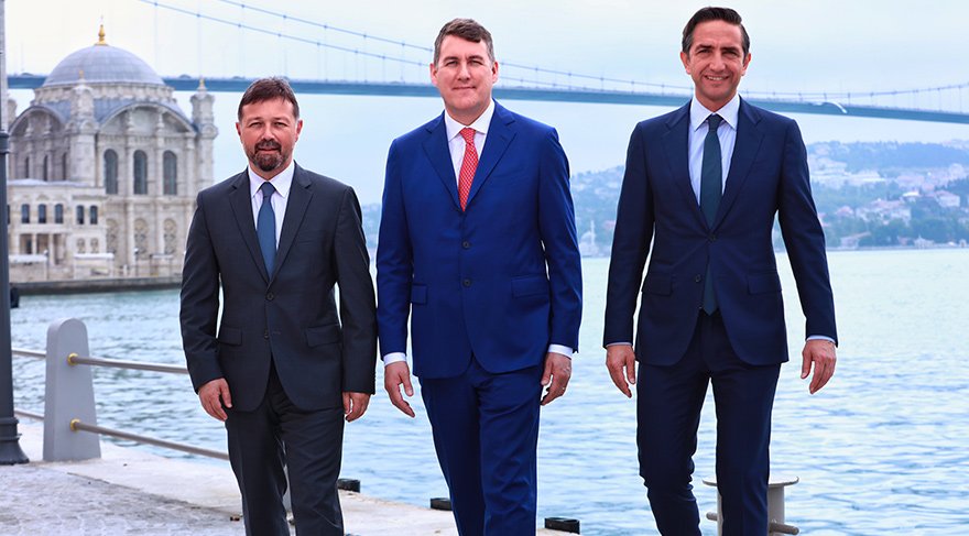 Soldan Sağa; Vodafone Türkiye İcra Kurulu Başkan Yardımcısı Derya Hatiboğlu, Vodafone Türkiye CEO'su Colman Deegan, Vodafone Türkiye İcra Kurulu Başkan Yardımcısı Engin Aksoy.
