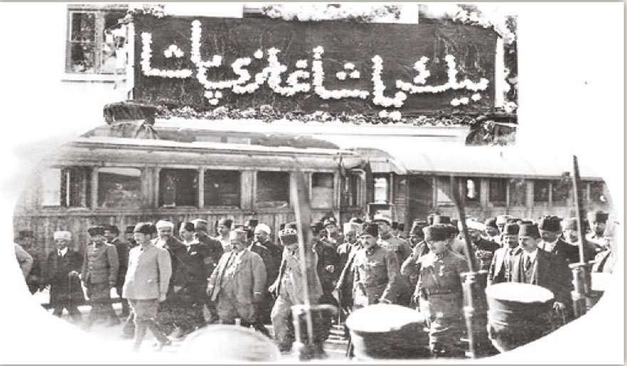 Atatürk Kurtuluş Savaşı’ndan sonra yurt gezilerinde ‘Çok Yaşa’ veya ‘Bin Yaşa’ pankartlarıyla karşılanıyordu. Örneğin 2 Ekim 1922’de Ankara’da ‘Bin Yaşa Gazi Paşa’ pankartıyla karşılanmıştı. 