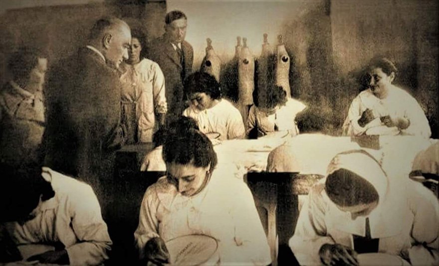 Atatürk, Cumhuriyetin çağdaş okullarından İsmet Paşa Kız Enstitüsü’nü ziyaret ediyor, 19 Kasım 1937.