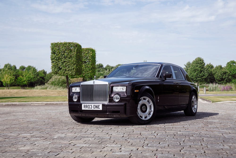 Phantom VII, Rolls-Royce rönesansının başladığı 2003 yılında yapılan ilk motorlu araçtır. Otomotiv tarihinin son büyük macerası olarak bilinen bu rönesans, önce Phantom sonra sırasıyla Ghost, Wraith ve Dawn ile devam etti. Her müşterinin isteğini karşılayan kişiye özel tarzıyla, Rolls-Royce'un dünyanın önde gelen lüks araçlarından biri olarak hak ettiği yeri almasını sağladı.