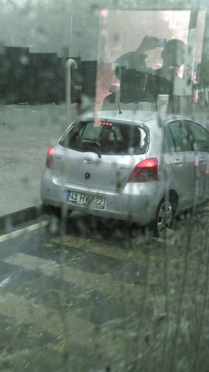 İstanbul'da yağmurla birlikte yağan dolu nedeniyle birçok aracın camları kırılmış.