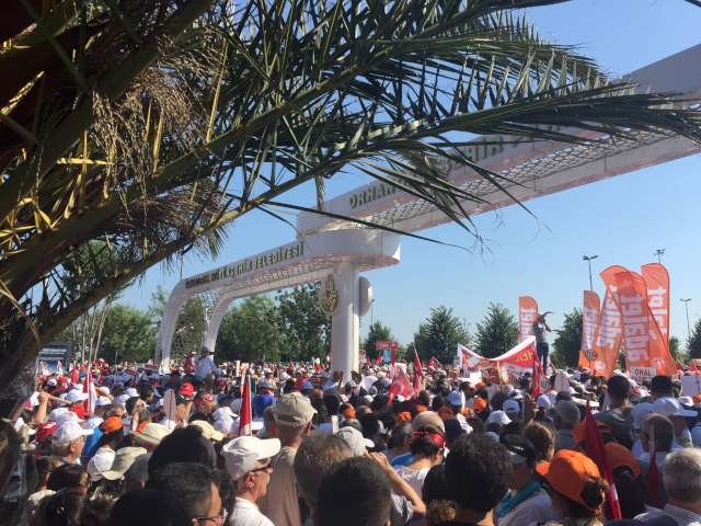 Mitinge giremeyenler dışarıda geniş bir kalabalık oluşturdu. Fotoğraf: Sozcu.com.tr