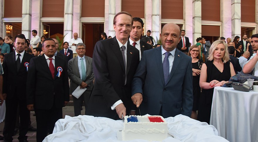 Bakan Fikri Işık (sağda), Fransa’nın Ankara Büyükelçiliği’ndeki Fransa Milli Günü’ne katılarak hava savunma sistemi hakkında açıklama yaptı.