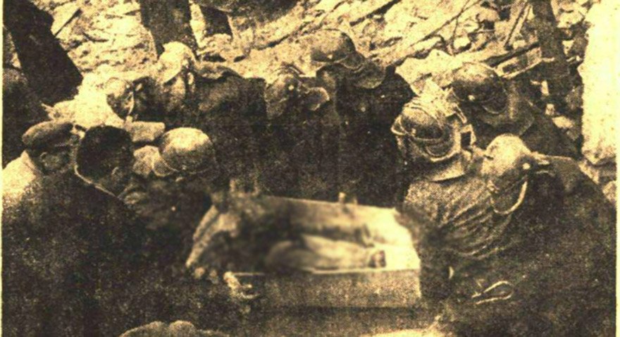 Olaydan günler sonra bile patlama alanında cesetler bulunuyordu. Fotoğraf: Cumhuriyet Gazetesi