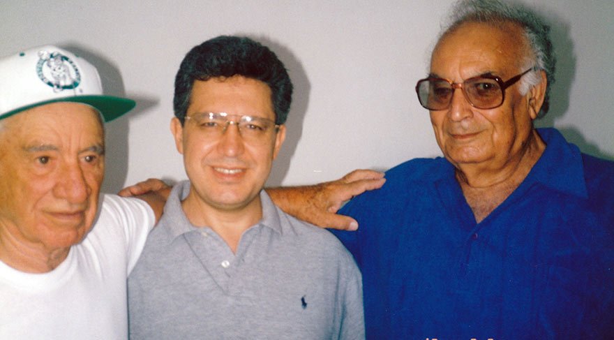 Livaneli ile Elia Kazan’ı 2015’te kaybettiğimiz yazar Yaşar Kemal tanıştırdı. Bu fotoğraf ise 1994’de çekildi...