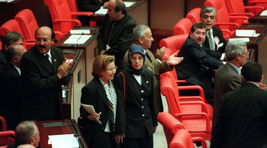 İŞTE 2 MAYIS 1999’DAKİ O TARİHİ OTURUM... Merve Kavakçı, 28 Şubat sürecinde kapatılan Refah Partisi’nin ardından kurulan Fazilet Partisi’nden milletvekili adayı olmuş ve 18 Nisan 1999’daki seçimlerde İstanbul Milletvekili olarak seçilmişti. Kavakçı, 2 Mayıs 1999’daki Meclis oturumunda başörtüsüyle yemin etmek isteyince protesto edilmişti. Kavakçı, ABD vatandaşı olduğu ortaya çıkınca da Türk vatandaşlığından çıkarılmıştı. Kavakçı geçen ay yeniden Türk vatandaşlığına alındı. 