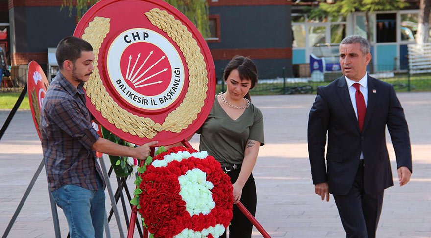 CHP’DEN ATATÜRK ANITI’NA ÇELENK... CHP Balıkesir İl Başkanı Ender Biçki, sivil toplum kuruluşları ve vatandaşlarla birlikte Atatürk Anıtı’na çelenk bıraktı.