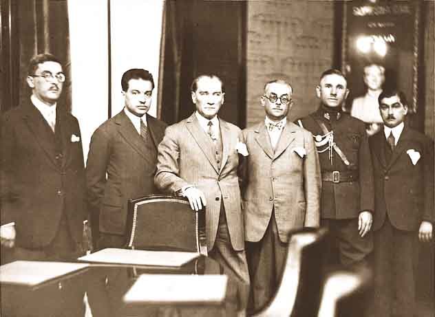 Reis-i Cumhur Gazi Mustafa Kemal İş Bankası ekibiyle birlikte.