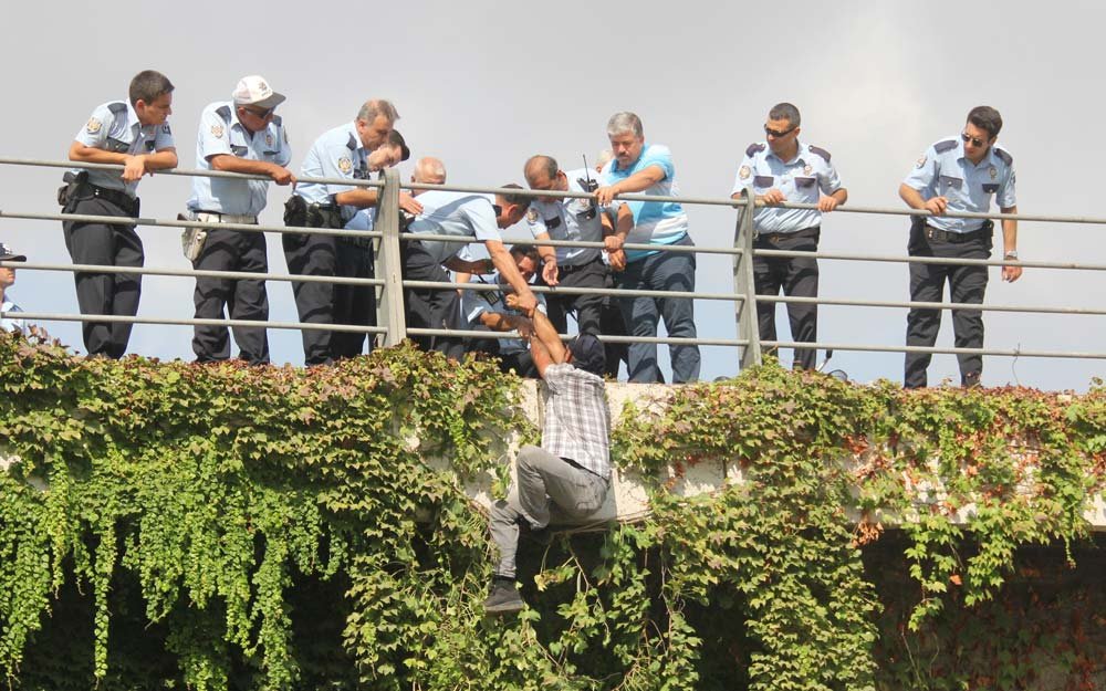 esimle-gorusturun-dedi-atladi-1