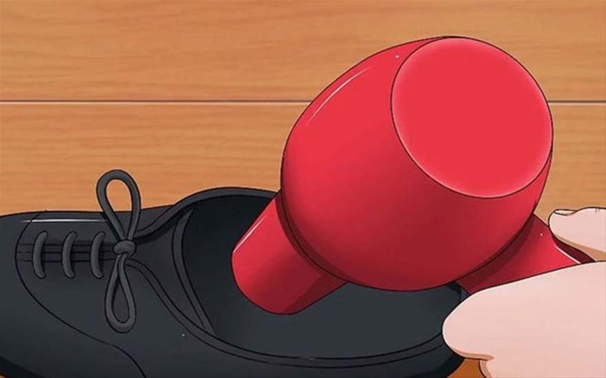 Sert ayakkabıları esnetmek için kurutma makinesi kullanın. Saç kurutma makinesini en düşük ayara getirin. Ardından makinenin başını ayakkabının iç kısmına doğru tutun. Makineyi bir süre ayakkabıya tuttuktan sonra aleti kapayın. Ardından bir çift çorabı ayakkabının içerisine yerleştirin. Ayakkabı soğuduktan sonra, ayaklarınızın şekline uyum sağlayacaktır. 