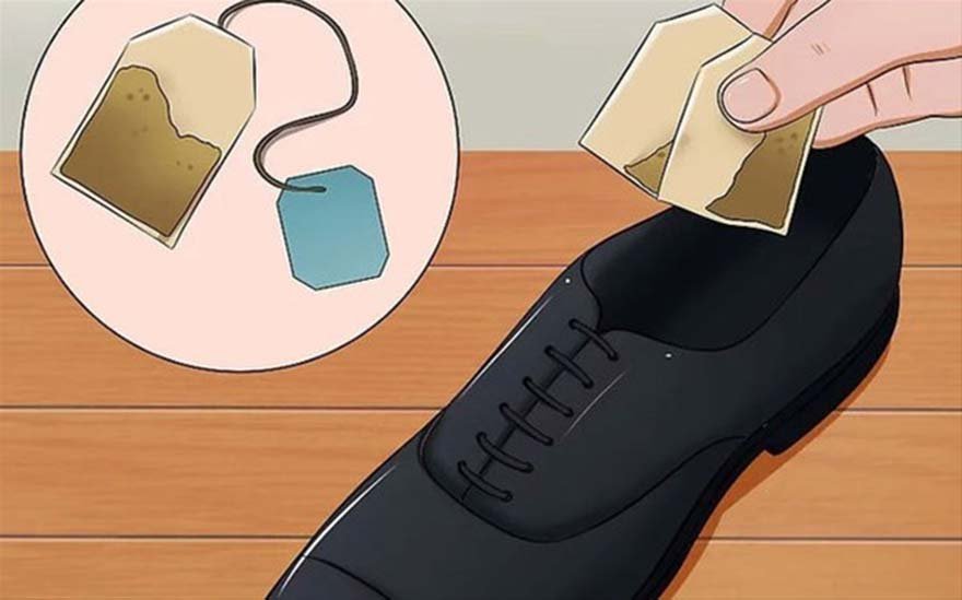 Ayakkabı kokusu için çay poşeti kullanabilirsiniz. Bir gece önceden ayakkabı içine yerleştireceğiniz çay poşeti sabaha kadar ayakkabınızdaki kokuyu alacaktır. 