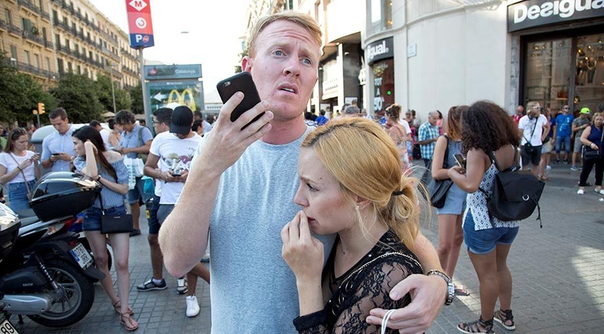 Birçok turist saldırı sonrasında telefona sarılıp yakınlarını bilgilendirdi.