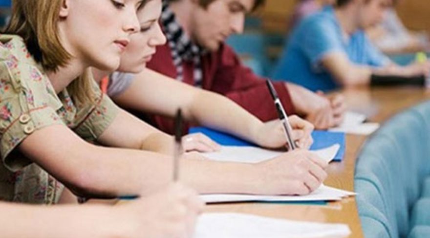 Kevin Eng (ortadaki) ailesiyle birlikte.