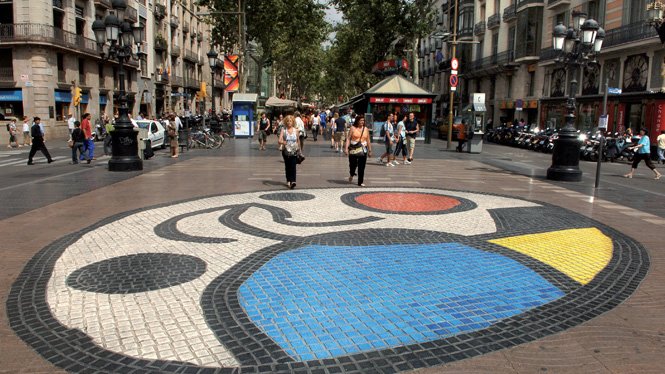 Ünlü İspanyol ressam Joan Miro'nun kaldırıma yaptığı döşemenin yakınında duran saldırganlar burada saldırıya devam etti.