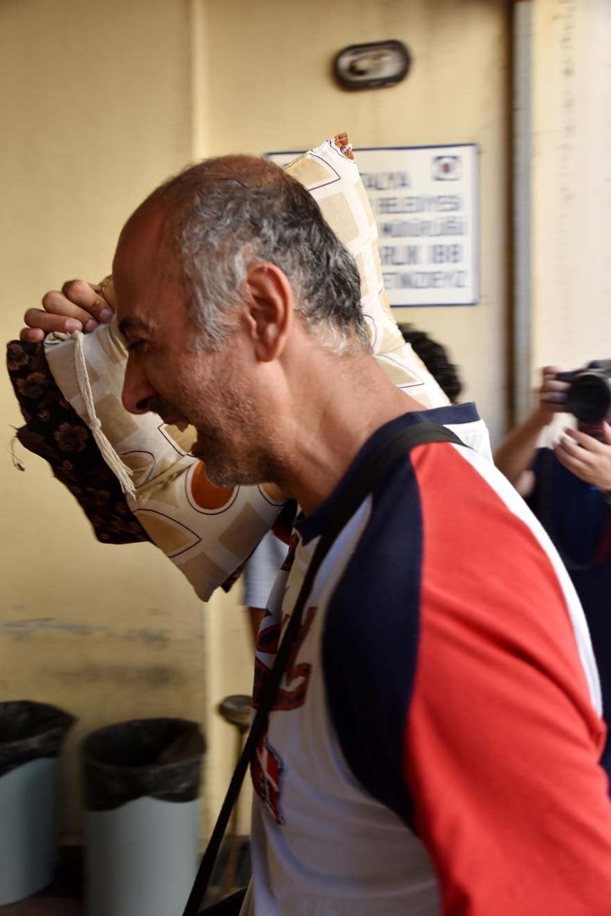 GÖZÜYAŞLI BABA ARI, YAŞINA GÖRE BOYU UZUN OLDUĞU İÇİN YETİŞKİN TABUTUNA KONULAN YİĞİT ATAKAN'IN BEDENİ ZARAR GÖRMESİN DİYE OTOMOBİLİNDE BULUNAN YASTIK VE MİNDERLERİ GETİRDİ, ANCAK BUNLAR KULLANILMADI.