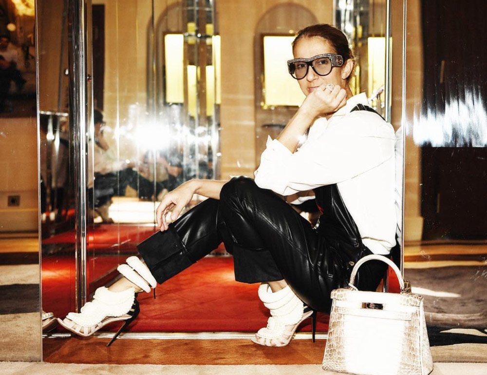 Her paylaşımı bir moda çekimini andıran Celine Dion'un üzerindeki gömlek kendi markasından. Ayakkabıları Giuseppe Zanotti for Kanye West. Çanta ise Hermes.