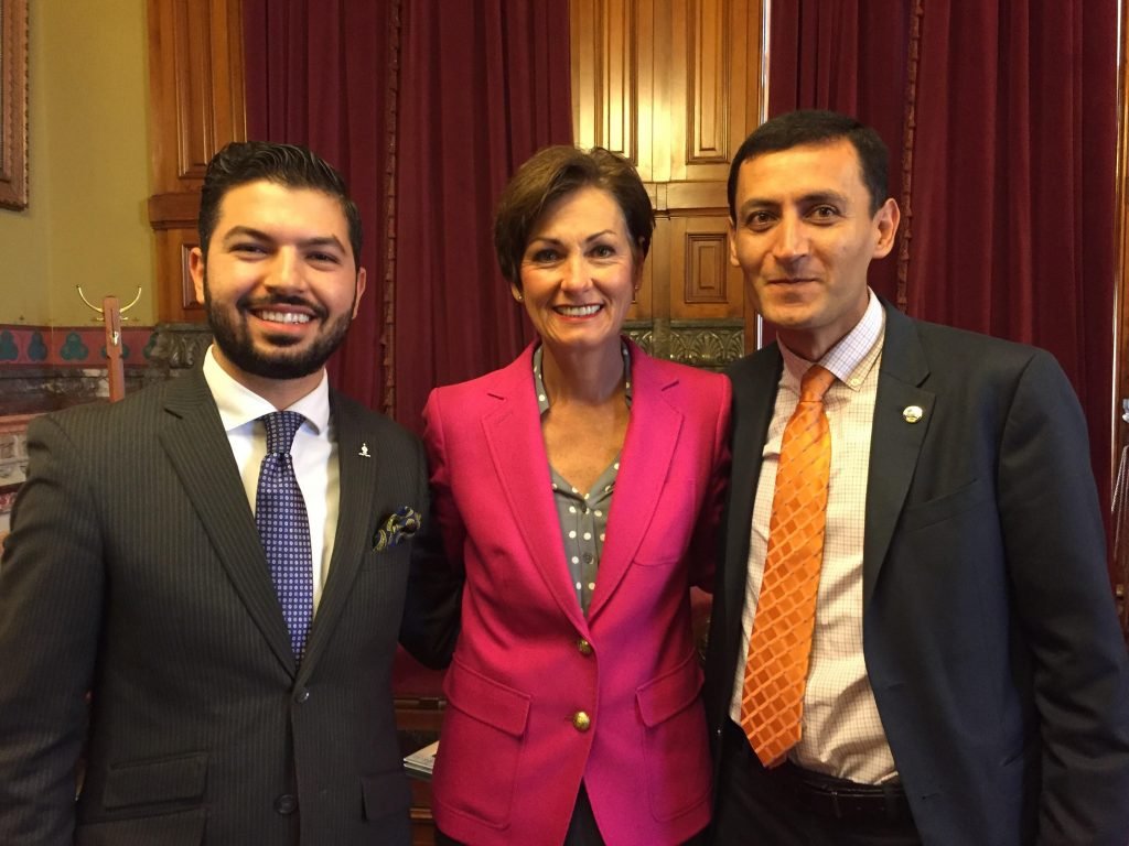 Vali Reynolds, açıklama sonrasında Ermeni lobisiyle poz vermekten çekinmedi.