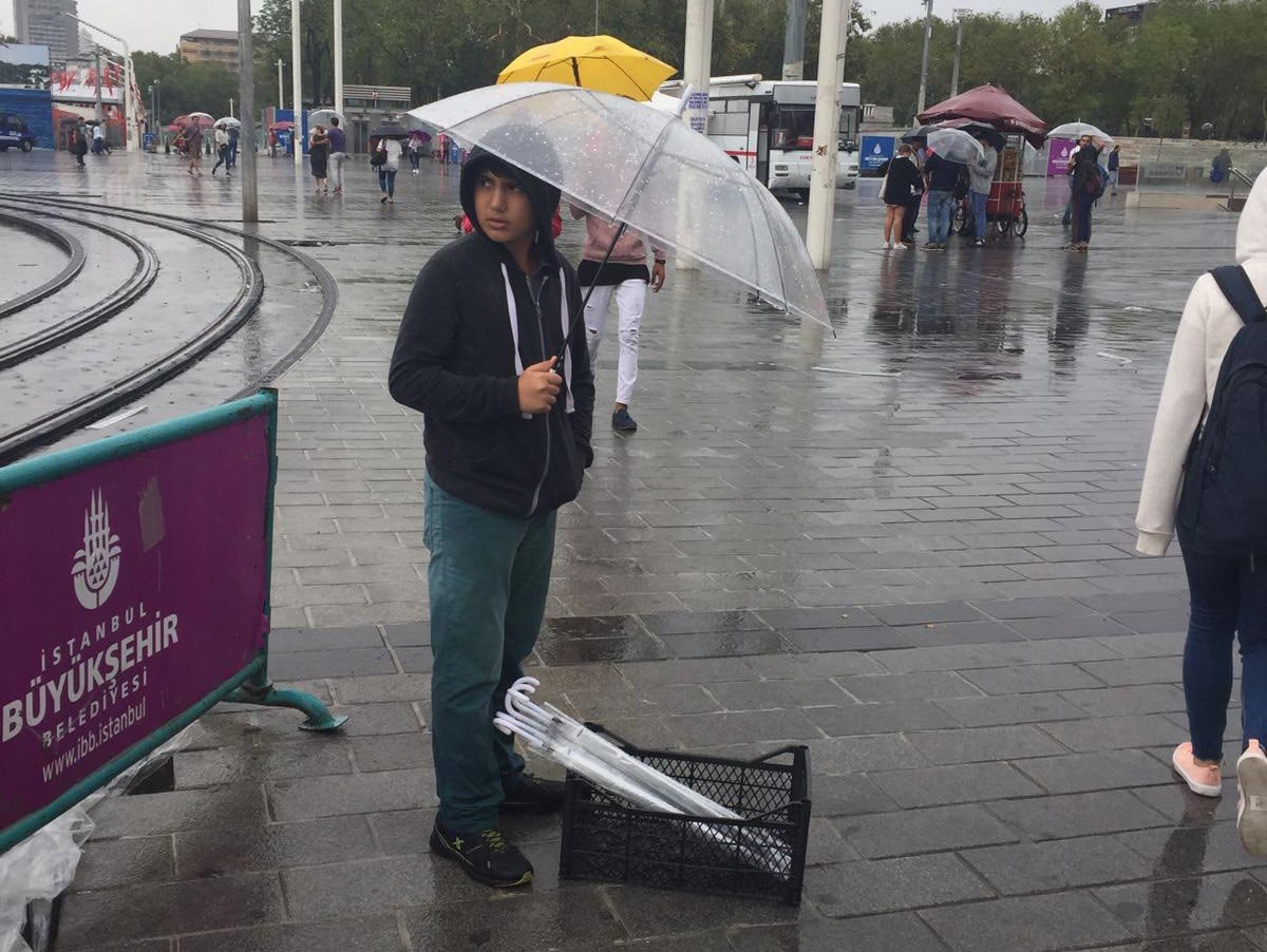 Harçlığını çıkaran çocuk bir şemsiye satıcısı. Fotoğraf: Sozcu.com.tr