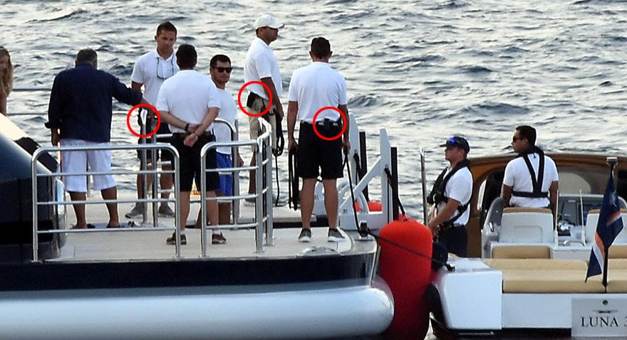 Luna'daki güvenlik personelinin silahları dikkat çekti. 