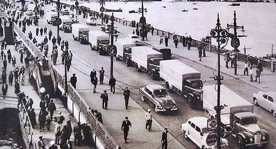 Migros Kamyonları Galata Köprüsü üzerinde. Yıl: 1955.
