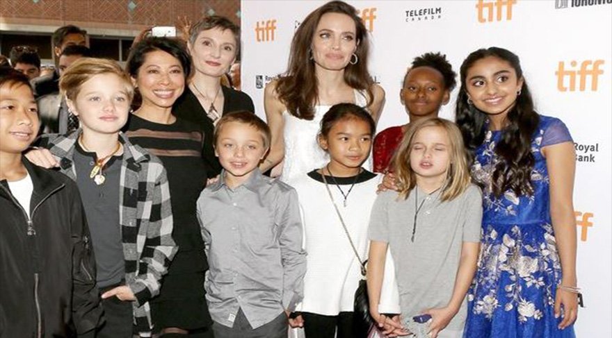 Angelina Jolie ve ailesi Kırmızı Halı'da