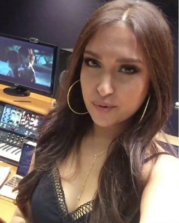 Bazı Instagram kullanıcıları genç şarkıcının arkadaki ekrandan porno izlediğini iddia etti.