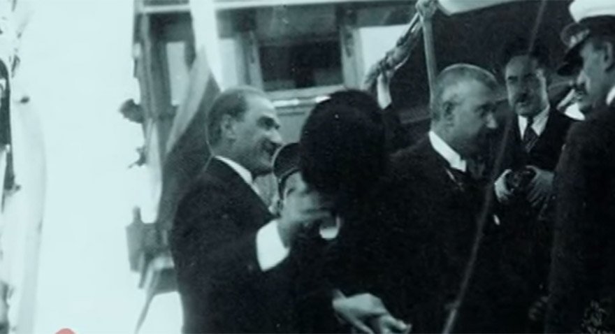 Cumhurbaşkanı Gazi Mustafa Kemal Karadeniz'e biniyor.