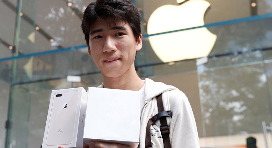 Tokyo'da iPhone 8 Plus'ın ilk sahibi. Fotoğraf: Reuters