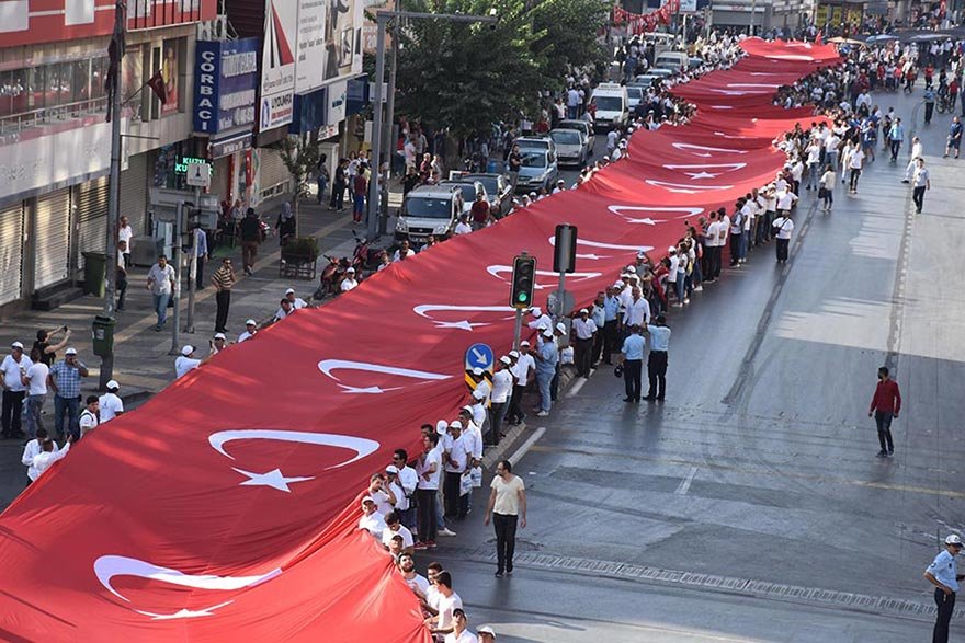 9 EYLÜL İZMİR'İN KURTULUŞUNUN 95. YILI TÖRENLERİ ÖNCESİ İZMİR BÜYÜKŞEHİR BELEDİYESİ BASMANE'DEN CUMHURİYET MEYDANI'NA ZAFER YÜRÜYÜŞÜ DÜZENLEDİ. 350 METRELİK TÜRK BAYRAĞI VE ATATÜRK RESİMLERİNİN OLDUĞU POSTER ELLERDE TAŞINDI.