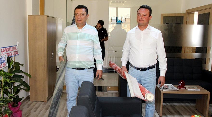 CHP'li vekil, Milli Eğitim Müdürü'nün makamını bastı