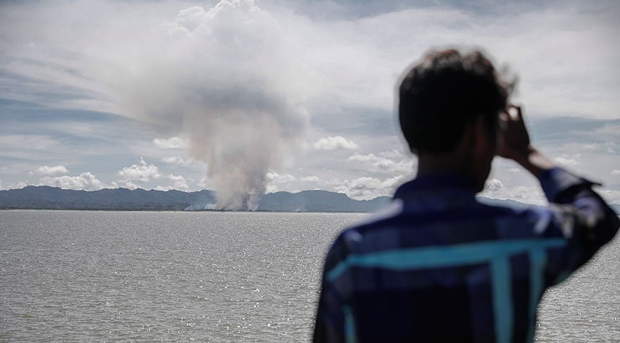 BANGLADEŞ SINIRINDAN KÖYLERİN YAKILDIĞI ÇIPLAK GÖZ İLE RAHATLIKLA GÖZLEMLENİYOR.
