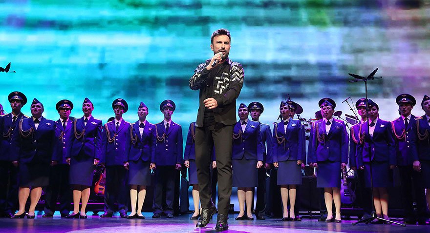 Gecede sahne alan Tarkan Kızılordu korosu ile 'Dudu dudu' şarkısını söyledi.