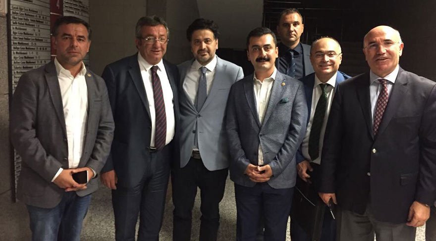 Avukat Celal Çelik duruşmadan sonra savcılık adli kontrol şartıyla serbest bırakıldı. Çelik'i mahkeme çıkışında CHP'li vekiller karşıladı.