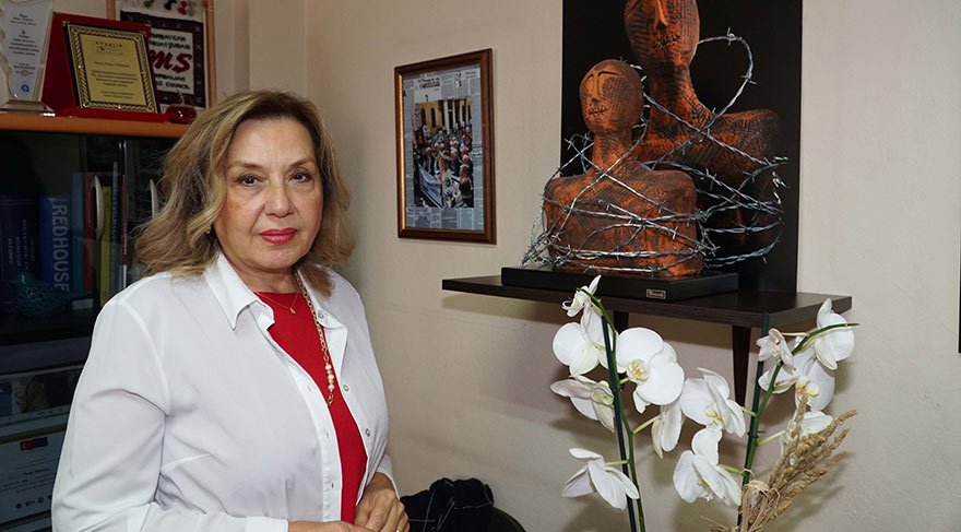 “ÖZGÜR DÜŞÜNCE ENGELLENEMEZ” Nurseli Berk’in ‘Tutsak’ eserini gösteren Türenç, “Özgür düşünce engellenemez” dedi.