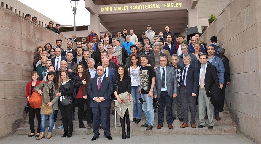 İzmir Askeri Casusluk Davası’nda beraat eden isimler, kararı adliyenin önünde bu fotoğrafla karşılamıştı. 