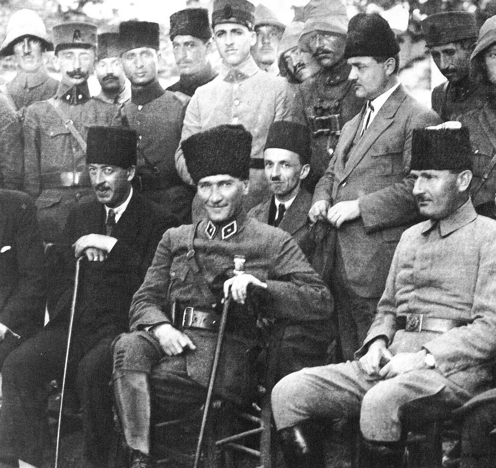 FOTO: DEPOPHOTOS/ Başkomutan Gazi Mustafa Kemal Paşa, Karaçam Cephesi'nde, Halit Paşa Karargâhı'nda İstanbul gazetecileri ile birlikte, 18 Haziran 1922
