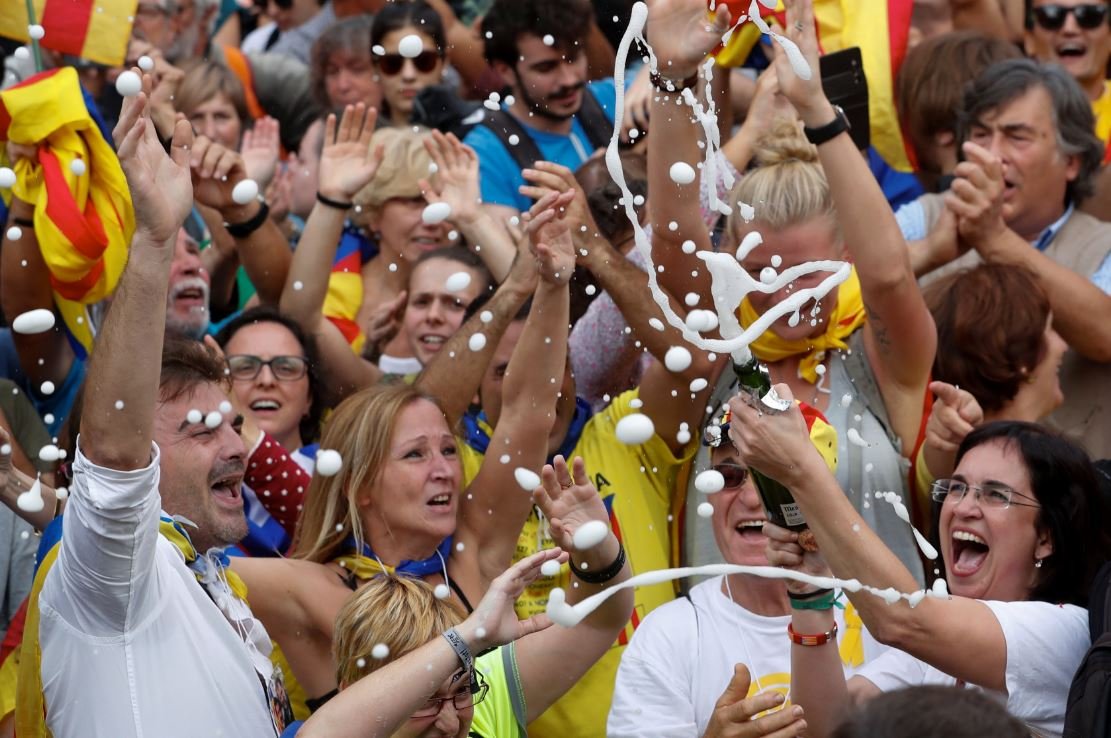 Tek taraflı bağımsızlık ilanının ardından meydanlardaki Katalanlar, dev ekran karşısında kutlamalara başladı.