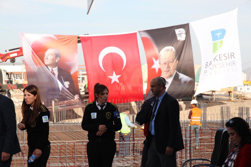 Tören alanında Atatürk'ün ve Başkan Uğur'un dev posterleri yer alırken, Cumhurbaşkanı Erdoğan'ın posterinin olmadığı görüldü.