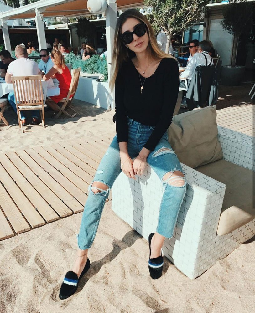 Geçtiğimiz hafta Cannes'a giden Şeyma Subaşı Ilıcalı Aquazzura ayakkabıları, Tiffany and Co. tişörtü ile oldukça sade bir görünüme sahip...