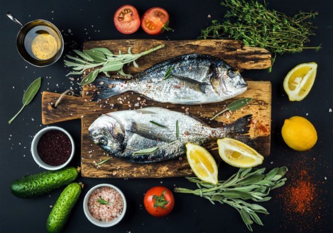 Balık doymamış yağ içeren omega 3 'ten zengin bir besin. Omega 3 yağ asitleri de kalp damar hastalıklarına karşı koruyucu etki gösteriyor. Öyle ki 85 bin menopoz sonrası kadın üzerinde yapılan bir araştırmada; haftada 5 ve daha fazla balık tüketenlerde hiç balık tüketmeyenlere göre kalp krizi gelişme riski yüzde 30 daha az bulunmuş.