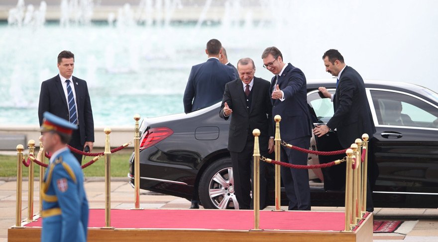 Havaalanındaki karşılamadan saatler sonra Vuçiç, Erdoğan için bir tören düzenledi.