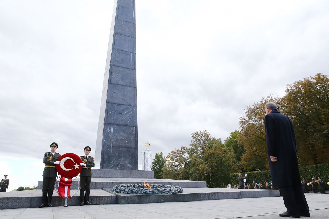 Erdoğan, Ukrayna temasları kapsamında Ebedi Zafer Anıtı'nı ziyaret ederek çelenk bıraktı.