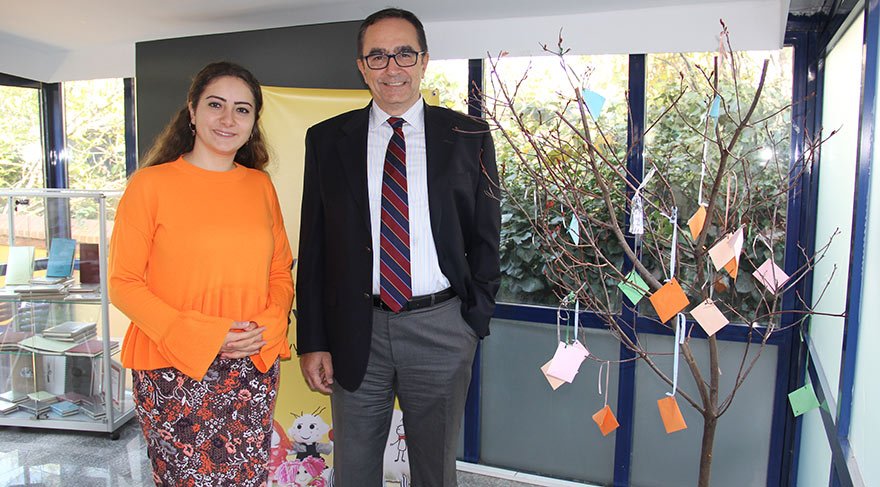 EN BÜYÜK DİLEĞİMİZ ARTIK ÇOCUKLAR ÖLMESİN Önümüzdeki sene 20. yaşını kutlayacak olan Lösemili Çocuklar Vakfı’nın kurucusu ve başkanı Üstün Ezer, İstanbul’daki vakıf binasında dilek ağacını gösterdi. Ezer, çocukların bu ağaca dileklerini yazıp astığını söyledi.