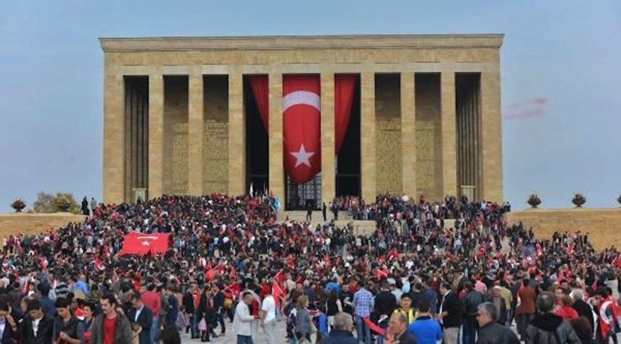 Türk halkının Atatürk’e saygısı ve sevgisi artarak devam ediyor.