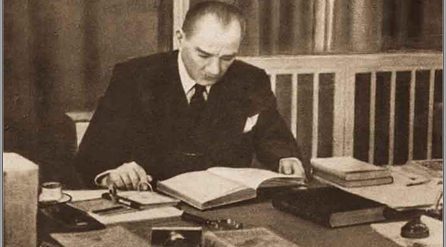 Atatürk’ü Atatürk yapan temel özelliklerden biri çok okumasıydı.